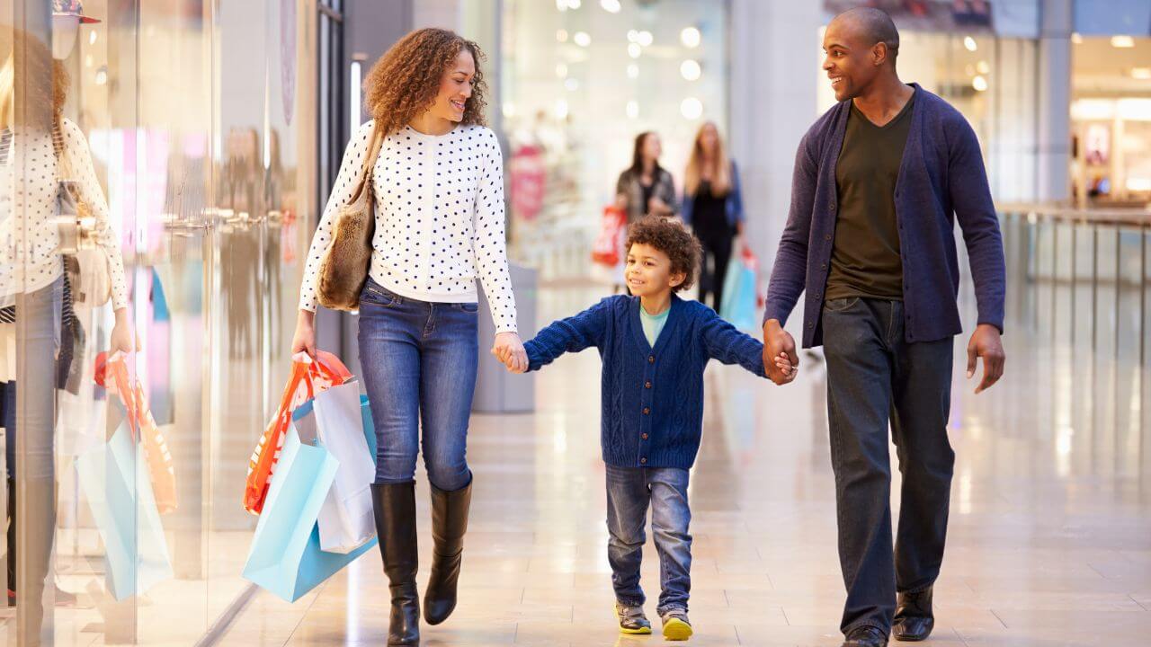 marketing local - pai, mãe e filho passeado e fazendo compras em shopping